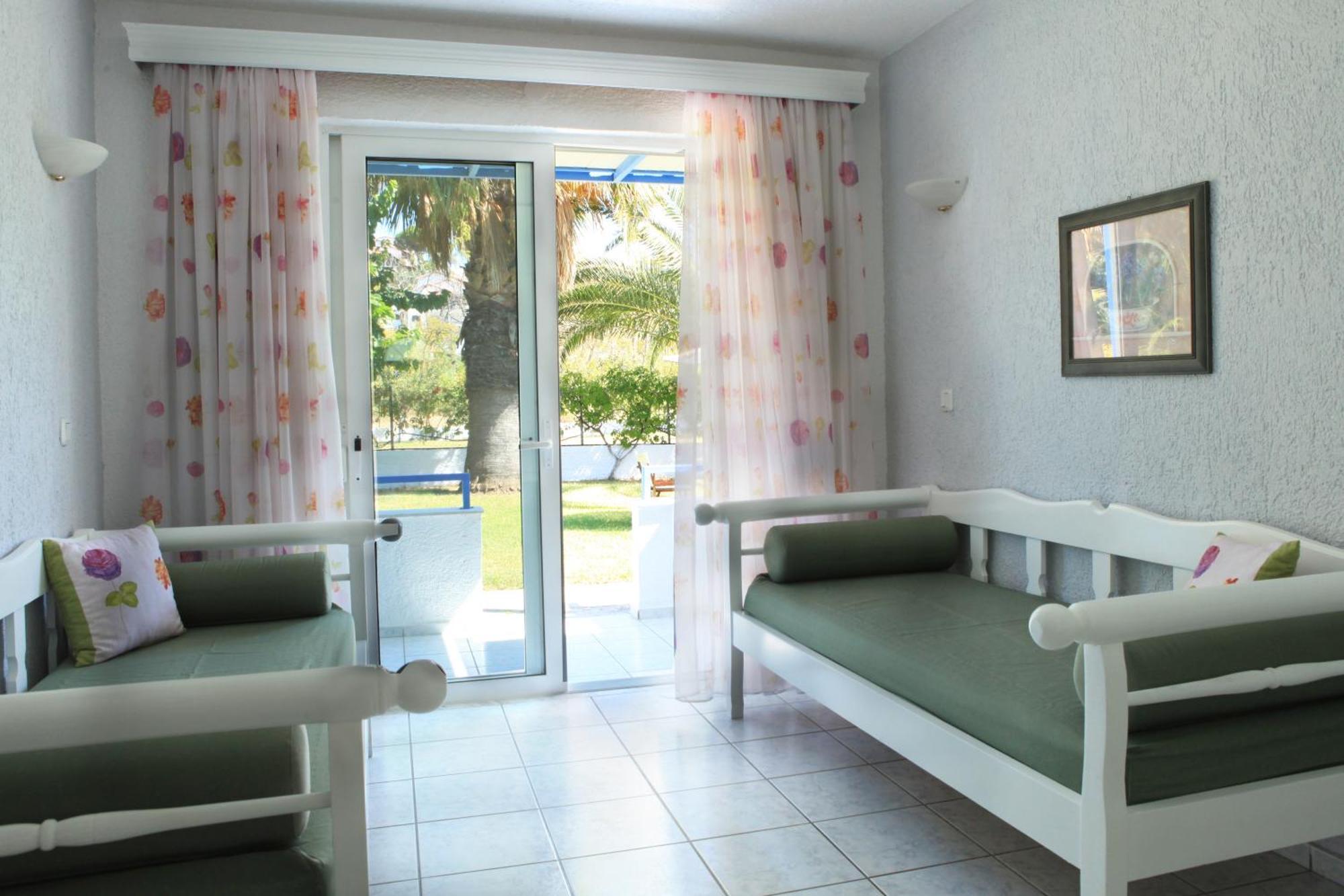 Ostria Aparthotel อายา ปารัสเกวี ภายนอก รูปภาพ