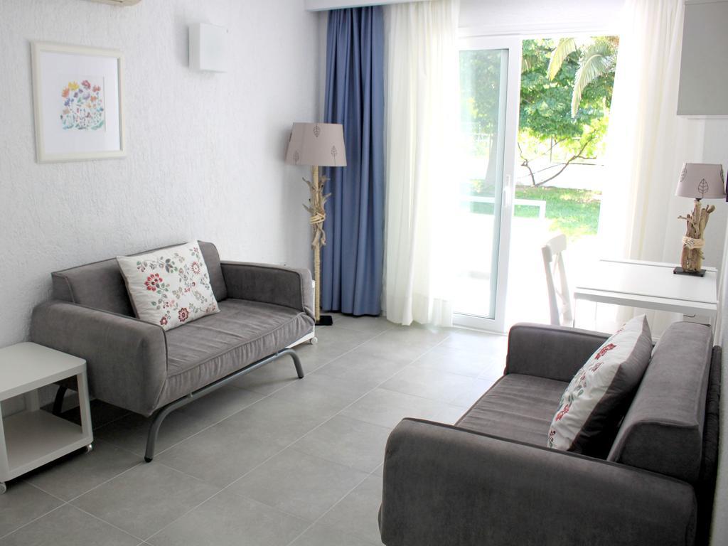 Ostria Aparthotel อายา ปารัสเกวี ภายนอก รูปภาพ