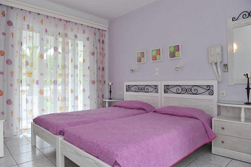 Ostria Aparthotel อายา ปารัสเกวี ภายนอก รูปภาพ