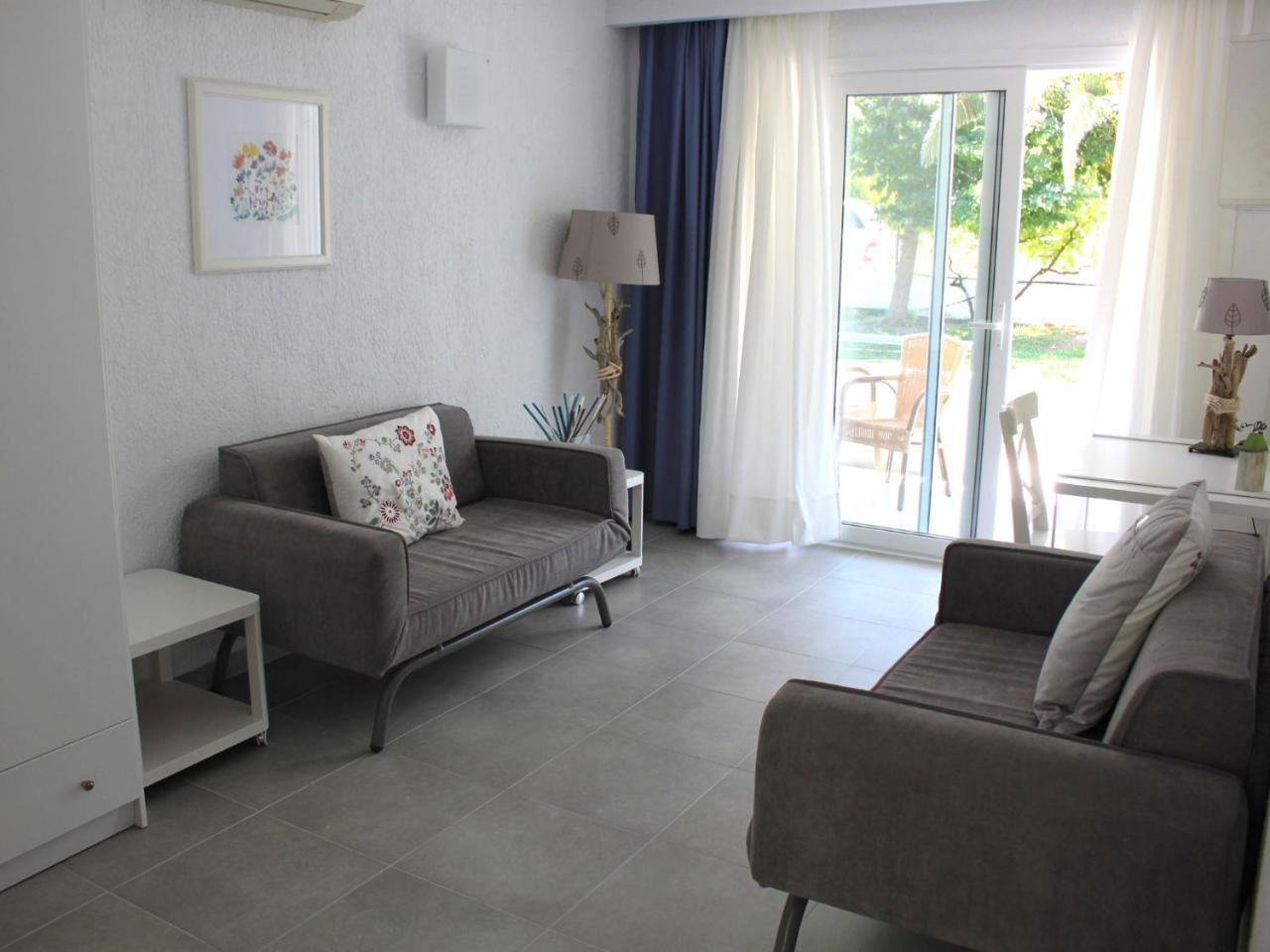 Ostria Aparthotel อายา ปารัสเกวี ภายนอก รูปภาพ